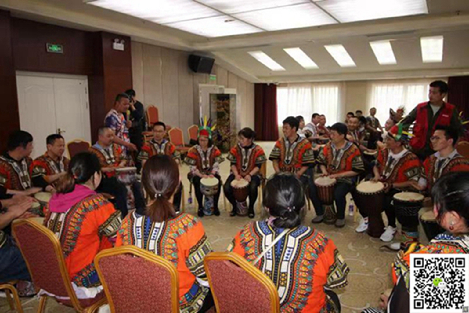 十渡拓展訓練活動模式打破了傳統的培訓模式，它并不灌輸你某種知識或訓練某種技巧，而是設定一個特殊的環境，讓你直接參與整個教學過程，吸收了國外先進的經驗，在參與、訓練中通過設計富有挑戰性與思想性的戶外活動，培養人們積極的生活態度與團隊合作精神，教官充分調動學員的積極性，投入到每個項目中，讓學員體驗，面對各種不同的環境及挑戰，學習解決問題。   十渡拓展訓練活動學員溝通能力的培養將是一個重點的課程，在管理者的管理過程中良好的溝通，其重要性已經是不用多說，掌握高效的溝通原則和技巧，在組織內部建立無障礙溝通的環境，是每個管理者都想要達到的理想管理環境,參加過十渡拓展訓練活動的人，事后說出自身體會時都覺得能有效提高自我的積極主動心態，在工作和生活中再面對各種變化，也會以樂觀開放的心態去對待事情受益匪淺,十渡拓展訓練活動是以體驗式為主，通過一系列的拓展訓練項目激發參訓者的情感活動、交往活動、認知活動和意志活動，使其發現自身問題，并找到解決問題的方法。  十渡拓展訓練活動考慮到對員工心態的調整和對他們潛在素質的挖掘，對于很多企業來說定期的拓展培訓是很有必要的，在十渡拓展訓練活動中讓他們去放松身心，卸掉壓力，讓每一位員工去做一些心與心的交流，讓他們去感受溫暖、找到自己的目標與方向，十渡拓展訓練活動可以提高企業組織的靈活性 企業團隊的共同價值取向和良好的文化氛圍，使組織能更好的適應日益激烈的競爭環境， 以其敏捷、柔性的優勢，增強企業的應變和制變能力，提高企業組織的靈活性提高企業競爭的效能。